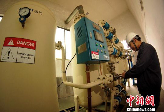 中央儲備糧贛州直屬庫有限公司一車間內(nèi)制氮設備正在作業(yè)?！⊥蹶魂?攝
